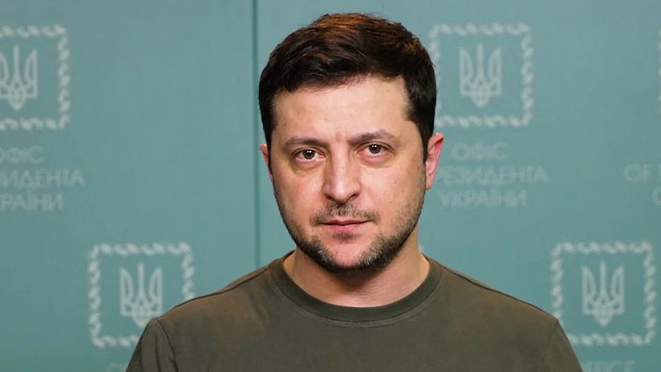 Wo?odymyr ?e?e?ski wyst?pi? online w Parlamencie EuropejskimThis handout video grab taken and released by the Ukraine Presidency press service on March 1, 2022 shows Ukrainian President Volodymyr Zelensky delivering an address in Kyiv. - Ukrainian President Volodymyr Zelensky on March 1 described Russian shelling of his country's second city as a war crime and said defending the capital from Moscow's army was a top priority. (Photo by UKRAINE PRESIDENCY / AFP) / RESTRICTED TO EDITORIAL USE - MANDATORY CREDIT "AFP PHOTO /UKRAINIAN PRESIDENCY PRESS OFFICE " - NO MARKETING - NO ADVERTISING CAMPAIGNS - DISTRIBUTED AS A SERVICE TO CLIENTS-