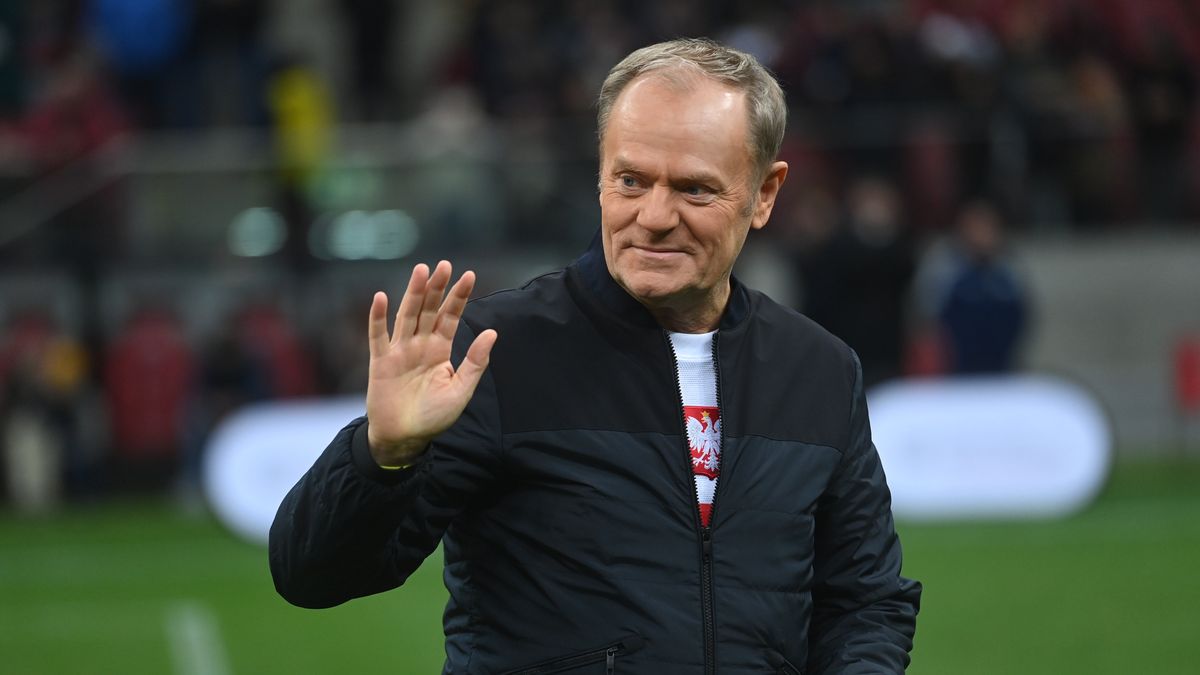 Warszawa, 15.11.2025. Premier Donald Tusk podczas finału akcji "Z Orlika na Stadion" w Warszawie, 15 bm. (gj) PAP/Piotr Nowak