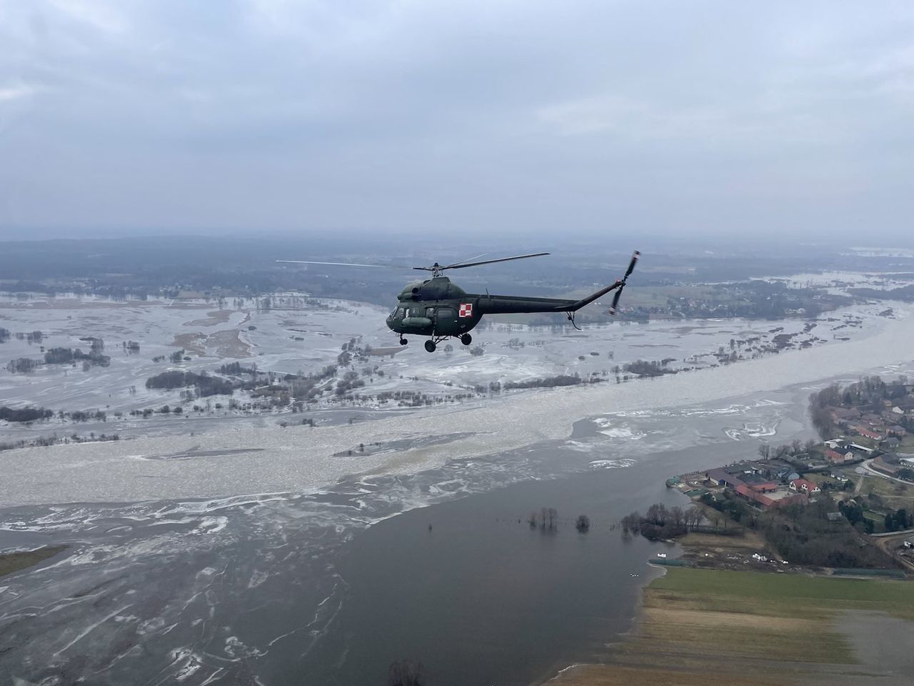 Śmigłowiec nad zagrożonymi terenami