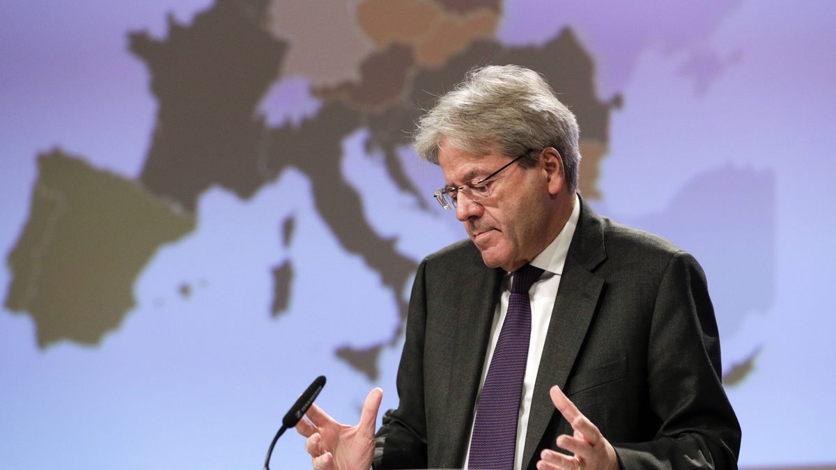 EU Commission Economic forecastepa09575622 European Commissioner in charge of Economy Paolo Gentiloni speaks at a press conference to present autumn 2021 economic forecast of the European Commission in Brussels, Belgium, 11 November 2021.  EPA/OLIVIER HOSLET Dostawca: PAP/EPA.OLIVIER HOSLET