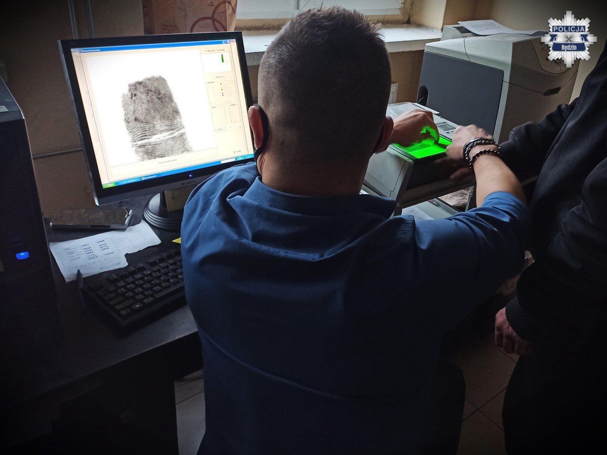 Wymysłów: Seria podpaleń samochodów. Mężczyzna użył koktajli mołotowa