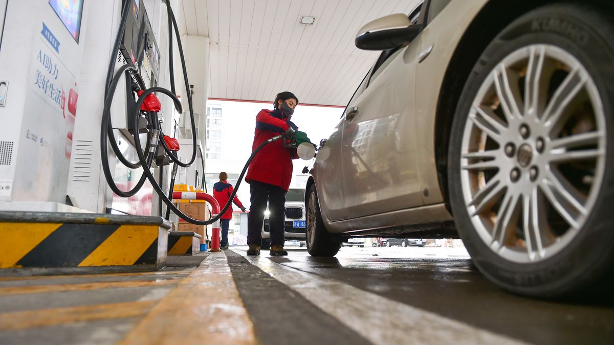 NANJING, CHINA - DECEMBER 19, 2023 - A staff member fills up a car at a gas station in Nanjing, Jiangsu province, China, Dec 19, 2023. (Photo credit should read CFOTO/Future Publishing via Getty Images)