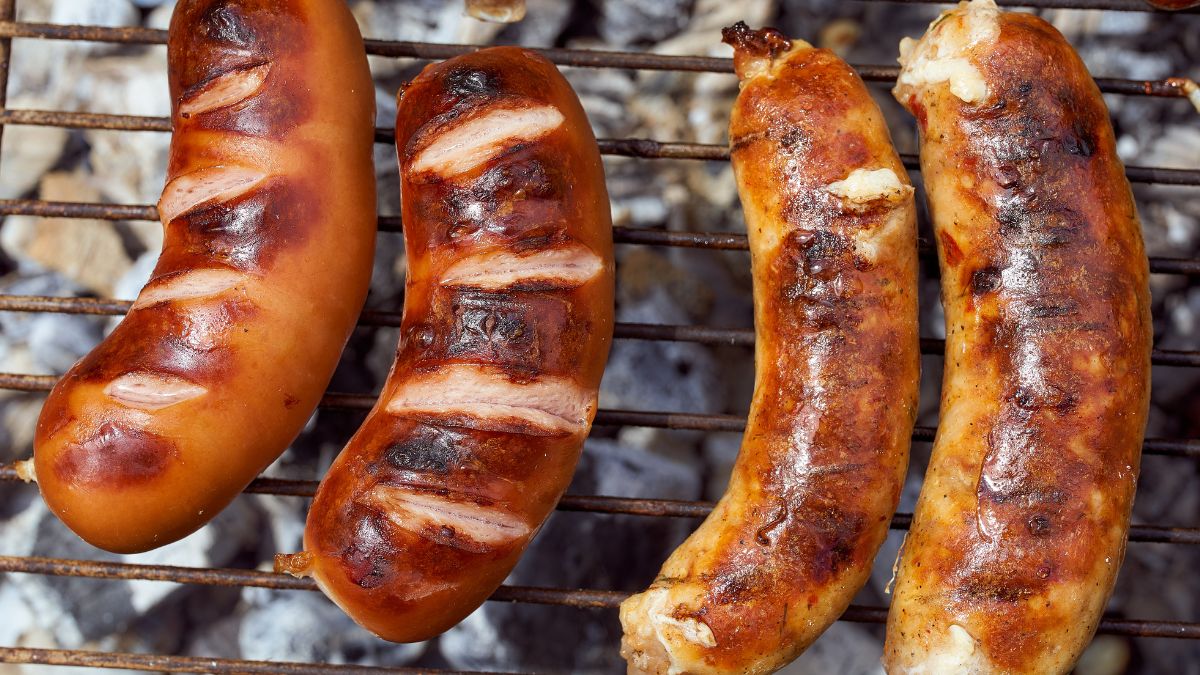 Nie musisz nacinać kiełbasek, ale nieraz warto to zrobić