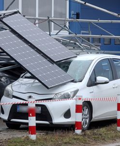 Wiatr zerwał panele fotowoltaiczne. 11 aut uszkodzonych