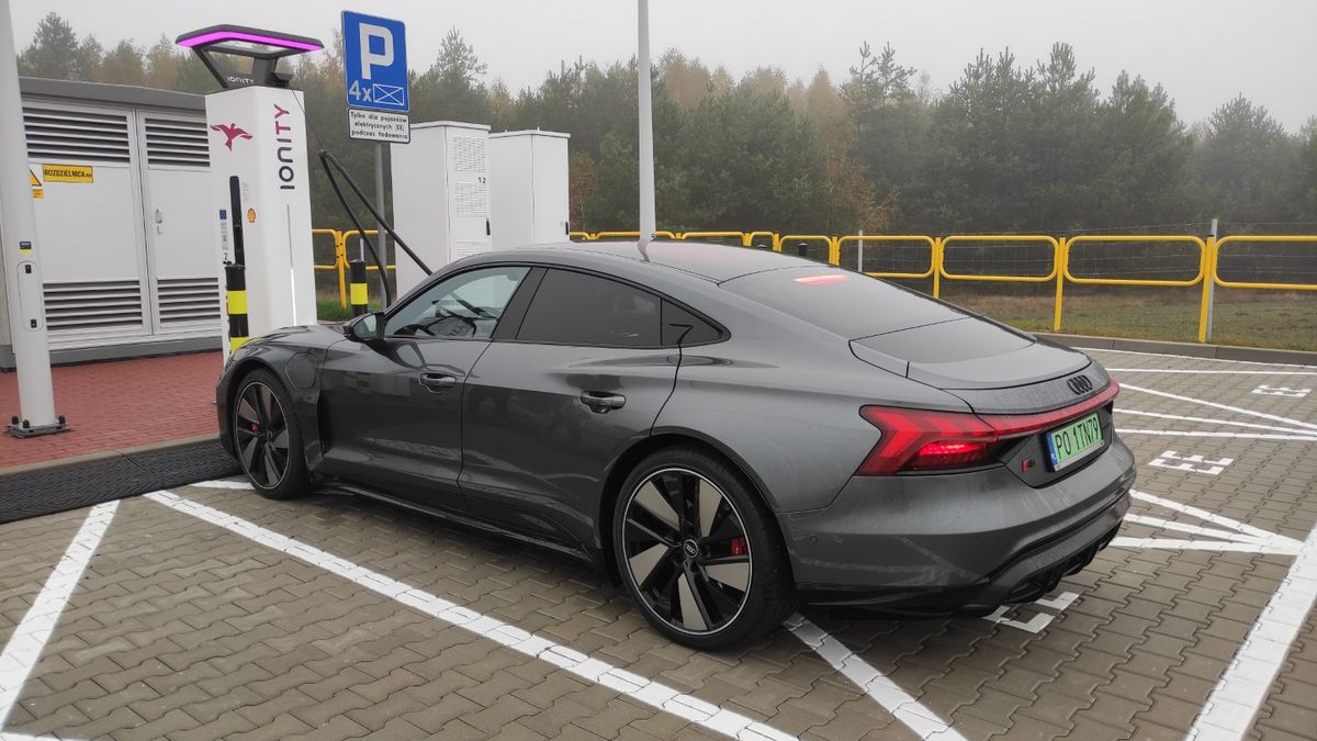 Stacje ładowania przy autostradach ułatwią podróżowanie elektrykiem w trasie