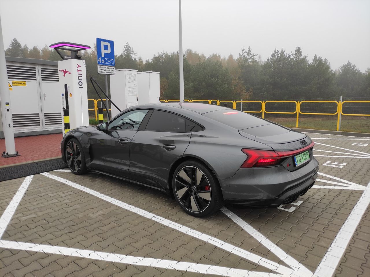 Stacje ładowania przy autostradach ułatwią podróżowanie elektrykiem w trasie