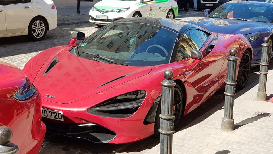 Tablica rejestracyjna przypomina, że to 720S.