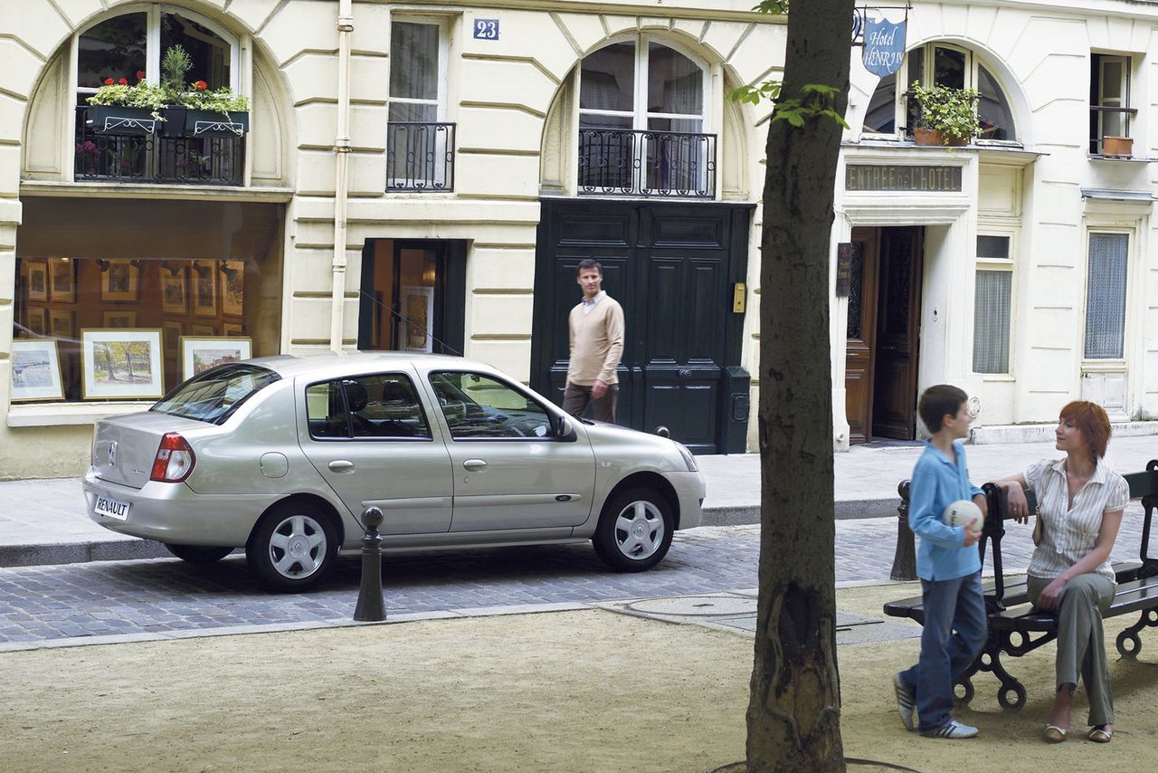 Renault Thalia na niektórych rynkach sprzedawany jako Renault Symbol. Duży bagażnik i tandetne wnętrze, ale wartościowy model.