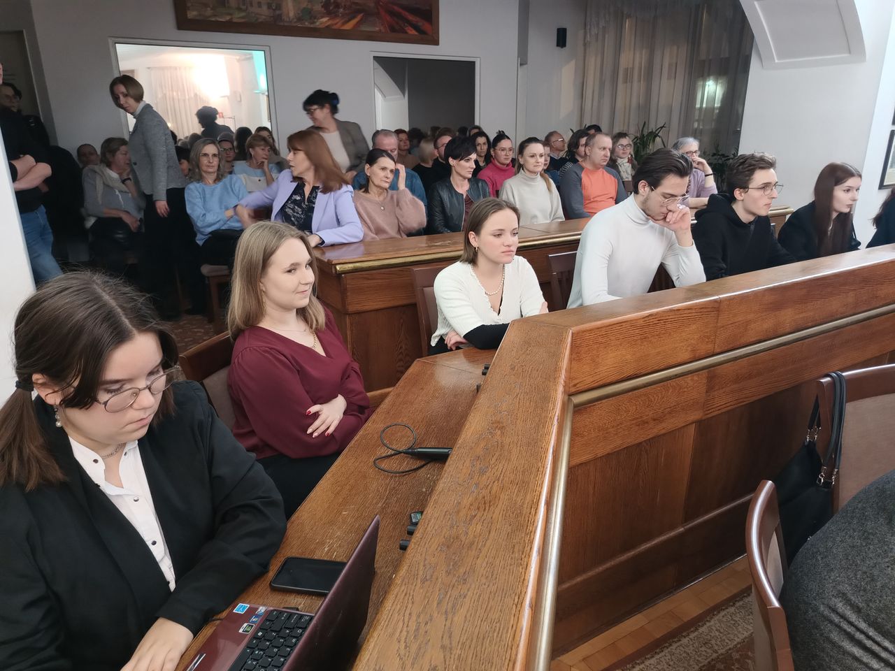 Na środowe posiedzenie komisji Rady Miasta Lublin tłumnie przyszli też uczniowie i rodzice, którzy wsparli nauczycielkę