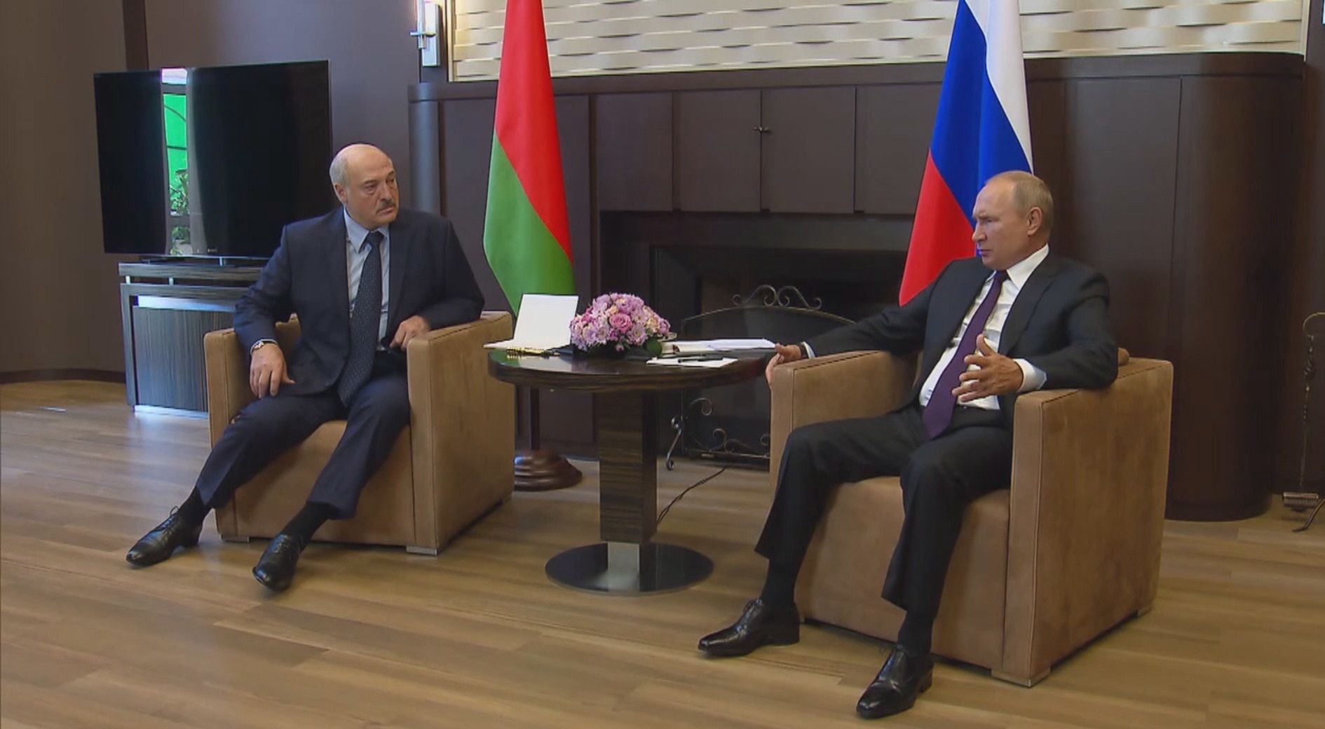 Putin upokarza Łukaszenkę. Wystarczy spojrzeć na jego pozę
