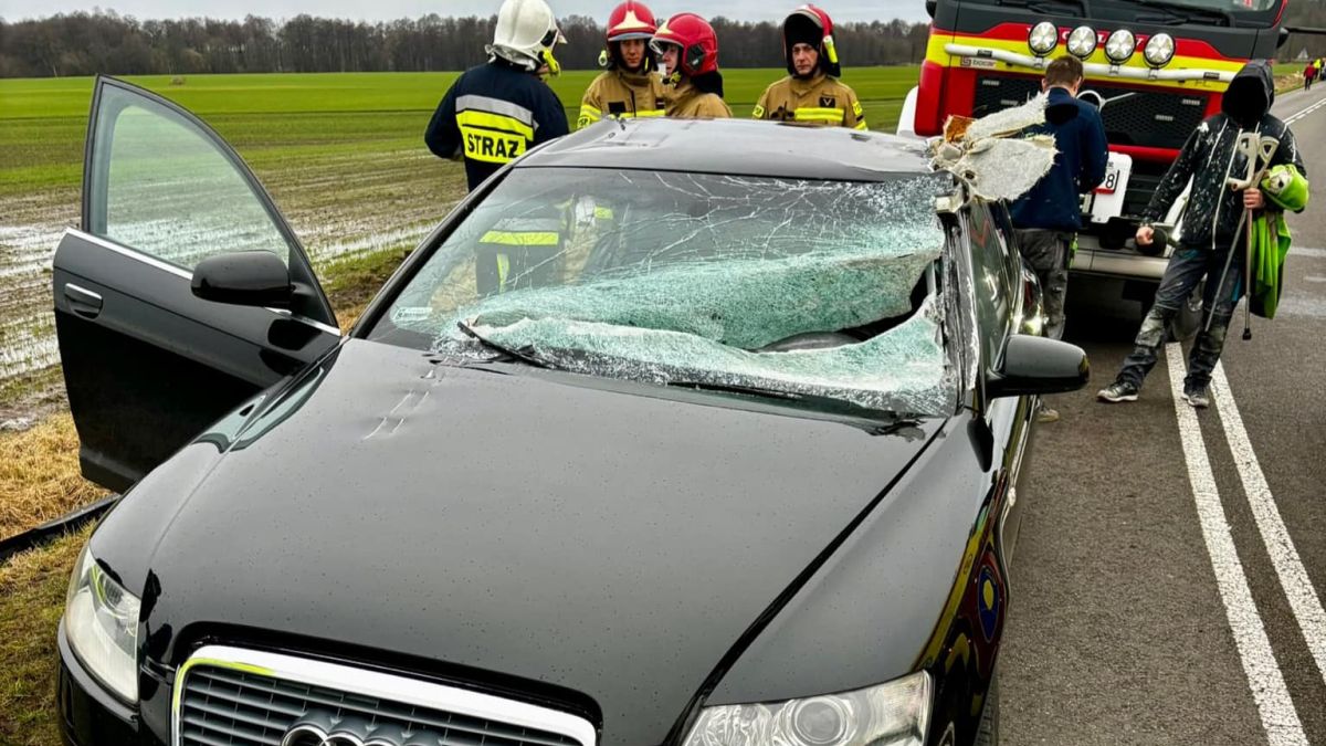 Metalowy pręt wbił się w osobówkę