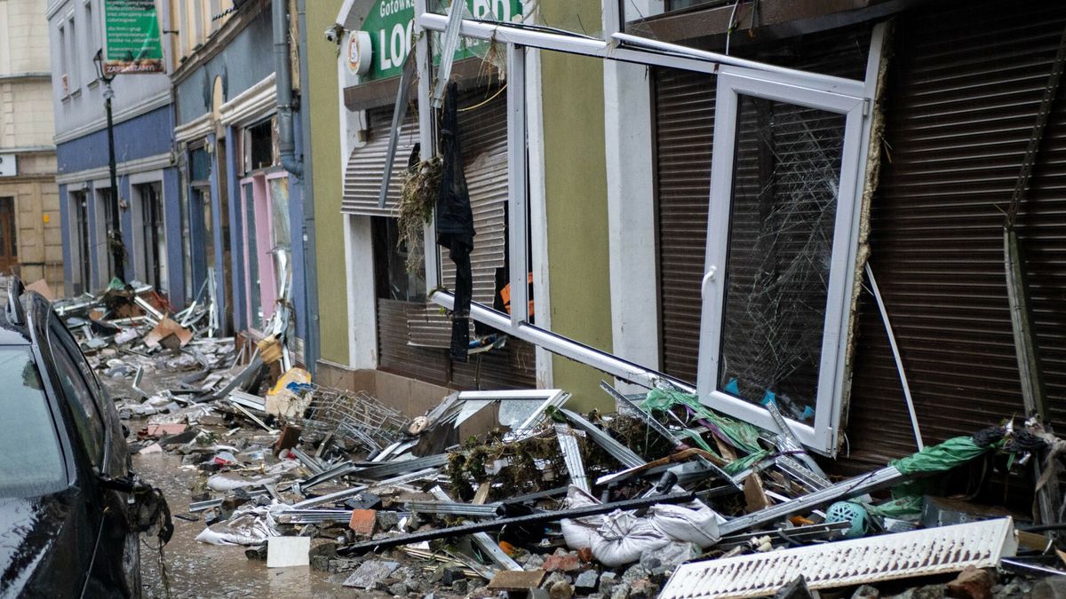 Miasta po przej?ciu fali powodziowej
Fot. NewsLubuski/East News, Klodzko, 16.09.2024. Sytuacja powodziowa i intensywne opady deszczu w miescie Klodzko. Stan rzeki Nysa Klodzka zamienil sie w rwacy potok, przekroczyl stan alarmowy i przebil rekord z 1997 roku. Stare miasto po zalaniach zostalo doszczetnie zniszczone. Wybite szyby, wyrzucone drzwi, rozrzucona kostka brukowa i drzewa, ktore plynely z woda.
NewsLubuski