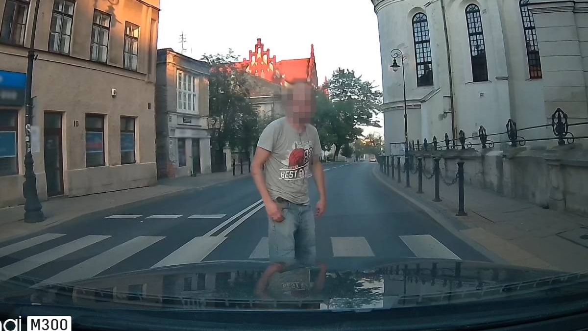 Mężczyzna nie chciał zejść z przejścia dla pieszych na ul. Bernardyńskiej