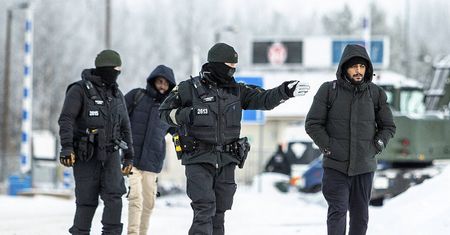 "Drut kolczasty NATO". Szturm migrantów, pośpiesznie stawiają barykady