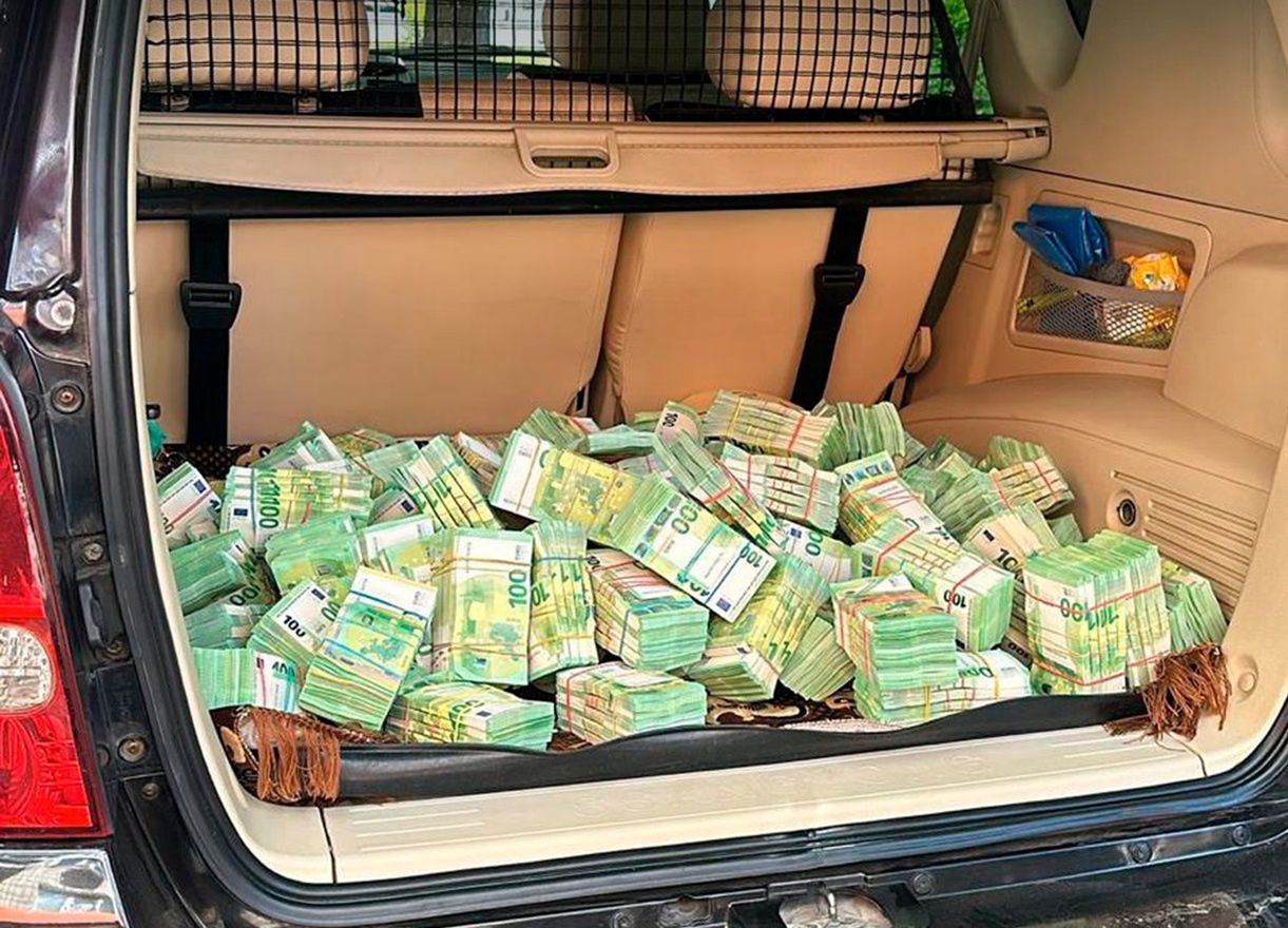 In the accountant's boot, 4.7 million euros in cash was found.