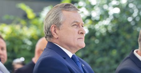Piotr Gliński musi się tłumaczyć. Solidarna Polska poparła wniosek opozycji