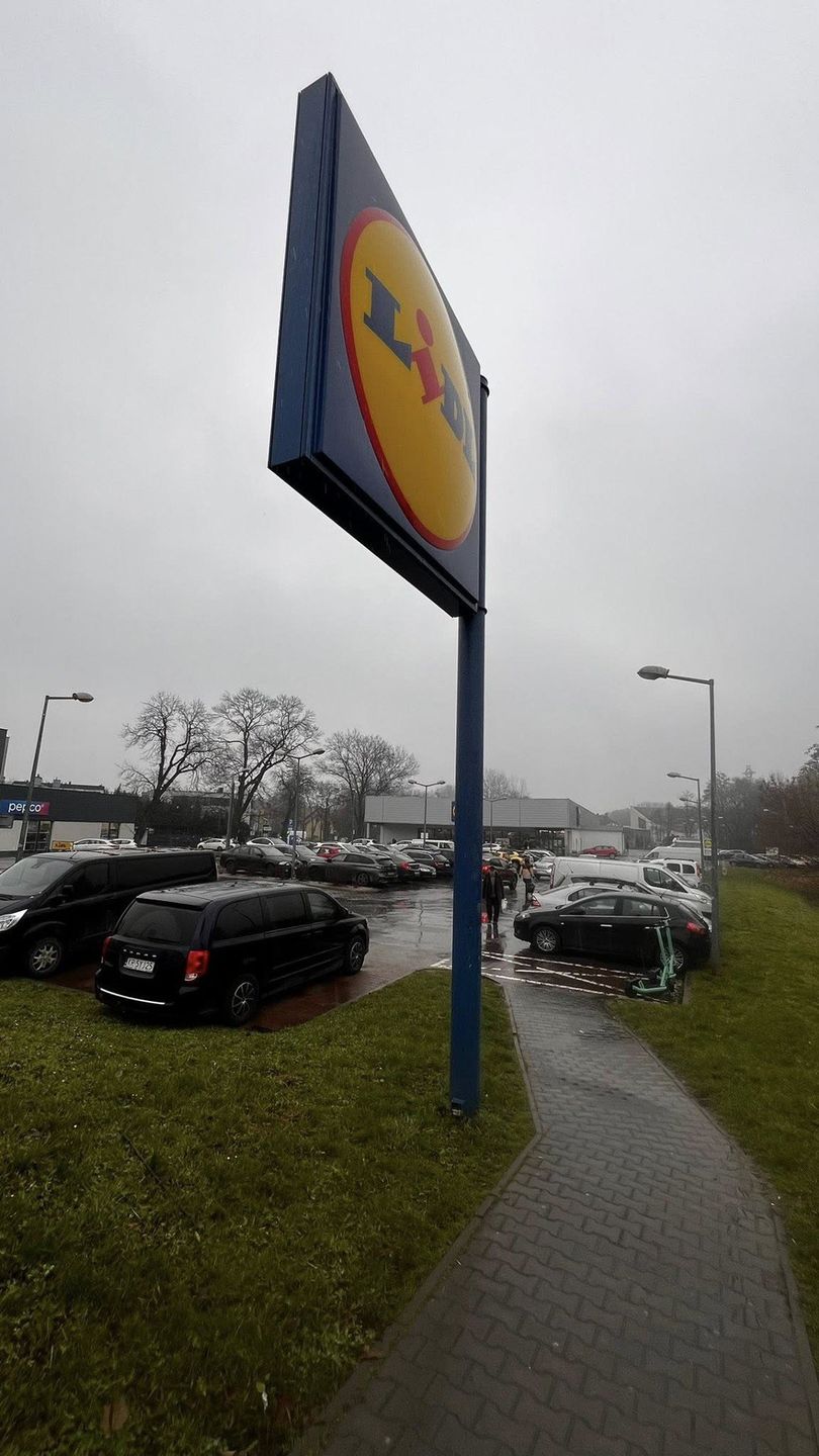 Parking przy dyskoncie przy ul. Kocmyrzowskiej jest wykorzystywany przez kierowców dojeżdzających spoza Krakowa jako parking Park&amp;Ride