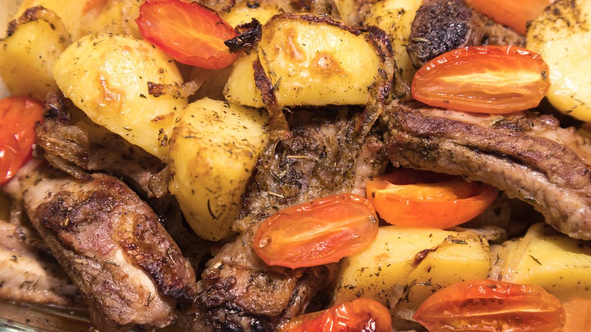 Żeberka pieczone z warzywami wychodzą soczyste i kruche