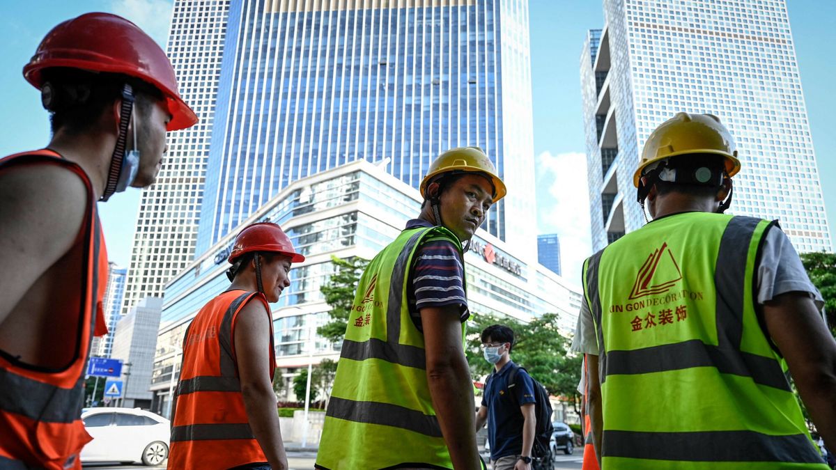 Hub techniki w po?udniowych Chinach - AFP
This photo taken on July 20, 2022, shows construction workers crossing a road in Shenzhen, in China's southern Guangdong province. (Photo by Jade GAO / AFP)
JADE GAO