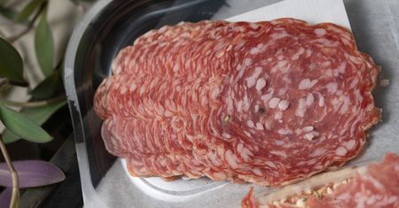 Nigdy nie przechowuj tak wędliny. Szybko zacznie brzydko pachnieć i stanie się obślizgła