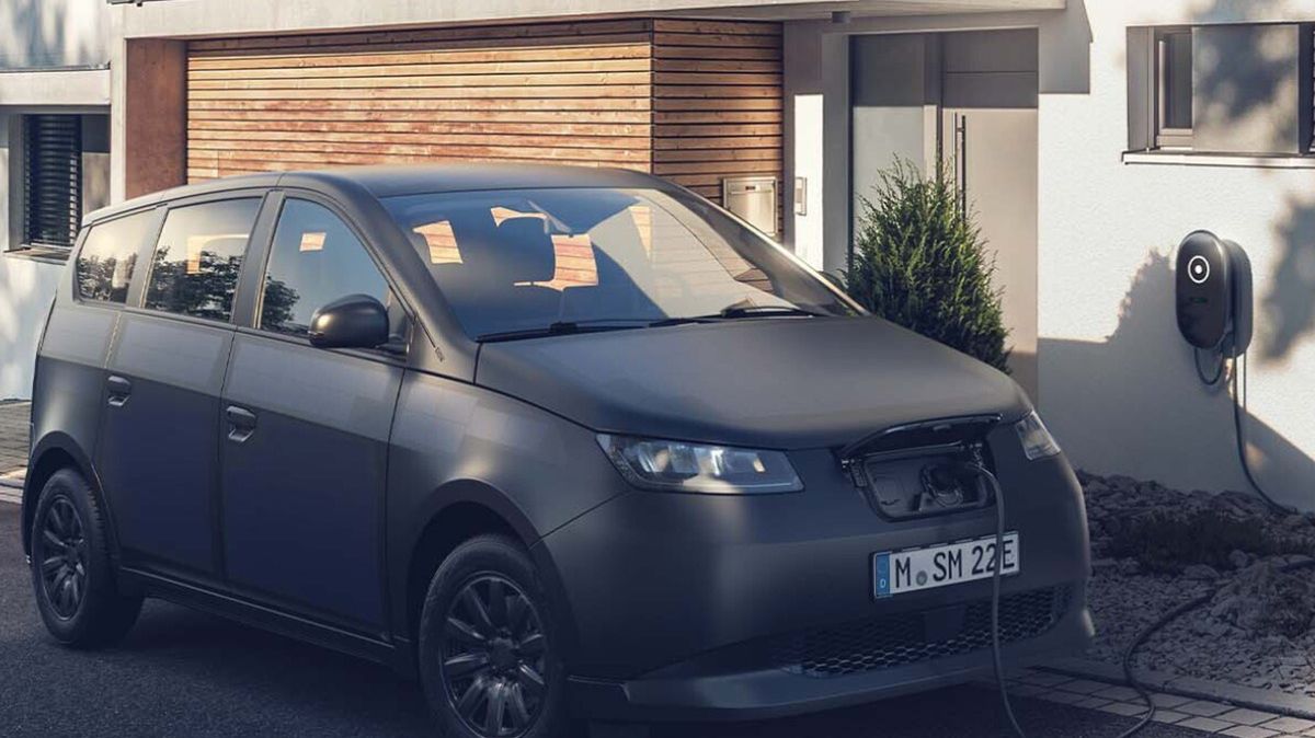 Samochód elektryczny Sion. Auto koncepcyjne z panelami fotowoltaicznymi w miejscu karoserii.