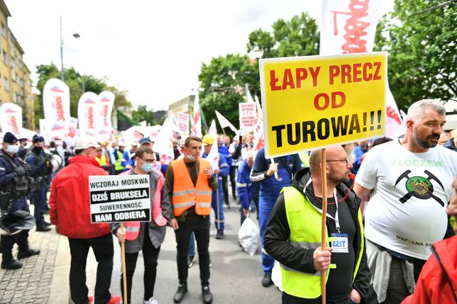 Wrocław, 26.05.2021. Pracownicy kopalni Turów podczas protestu przed siedzibą przedstawicielstwa Komisji Europejskiej i Parlamentu Europejskiego we Wrocławiu, 26 bm. w sprawie zamknięcia kopalni. Trybunał Sprawiedliwości Unii Europejskiej przychylił się do wniosku Czech i 21 bm. nakazał Polsce natychmiastowe wstrzymanie wydobycia w kopalni Turów do czasu merytorycznego rozstrzygnięcia. (sko) PAP/Maciej Kulczyński