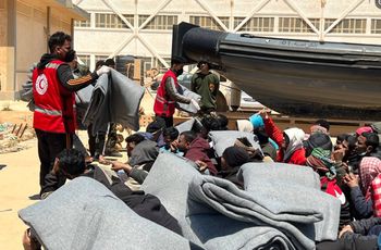 404 osoby uratowane z 10 łodzi. Czerwony Półksiężyc publikuje materiały