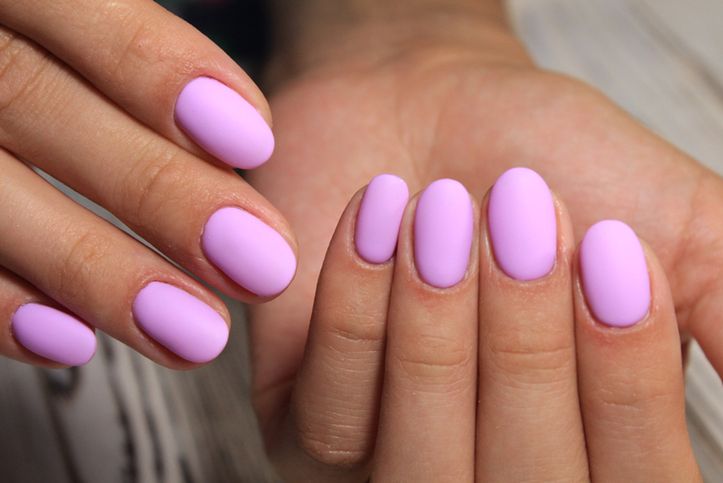 Manicure tytanowy zachwyca prostotą oraz efektownym wykończeniem.