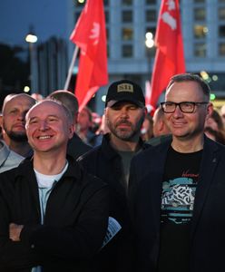 Duda śpiewał z Nawrockim. Włożyli identyczne koszulki