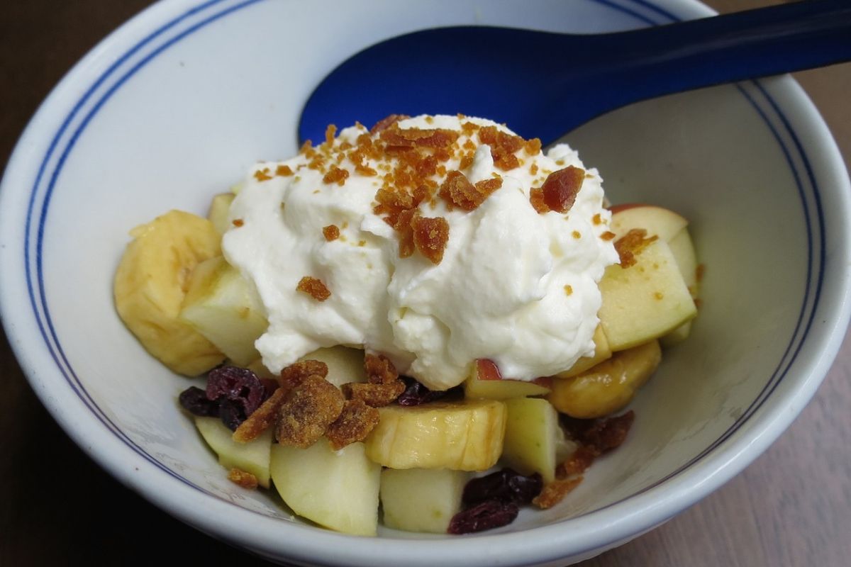 Jogurt grecki idealnie sprawdzi się jako dodatek do śniadania