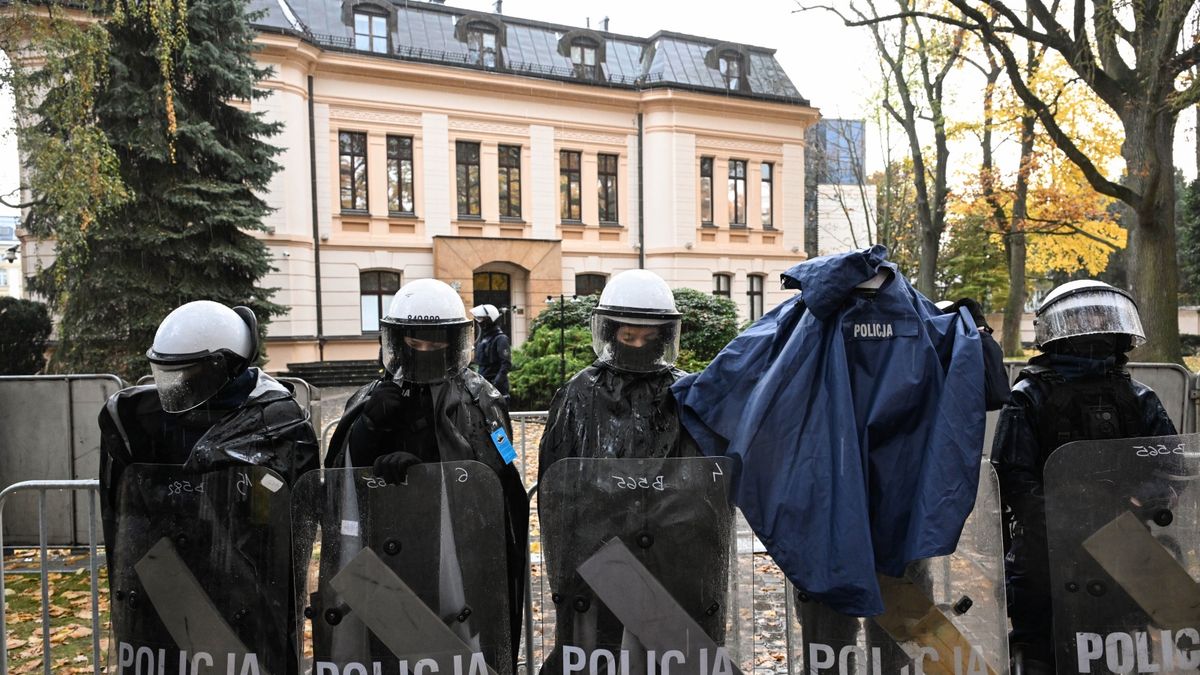 Policja przed budynkiem Trybunału Konstytucyjnego