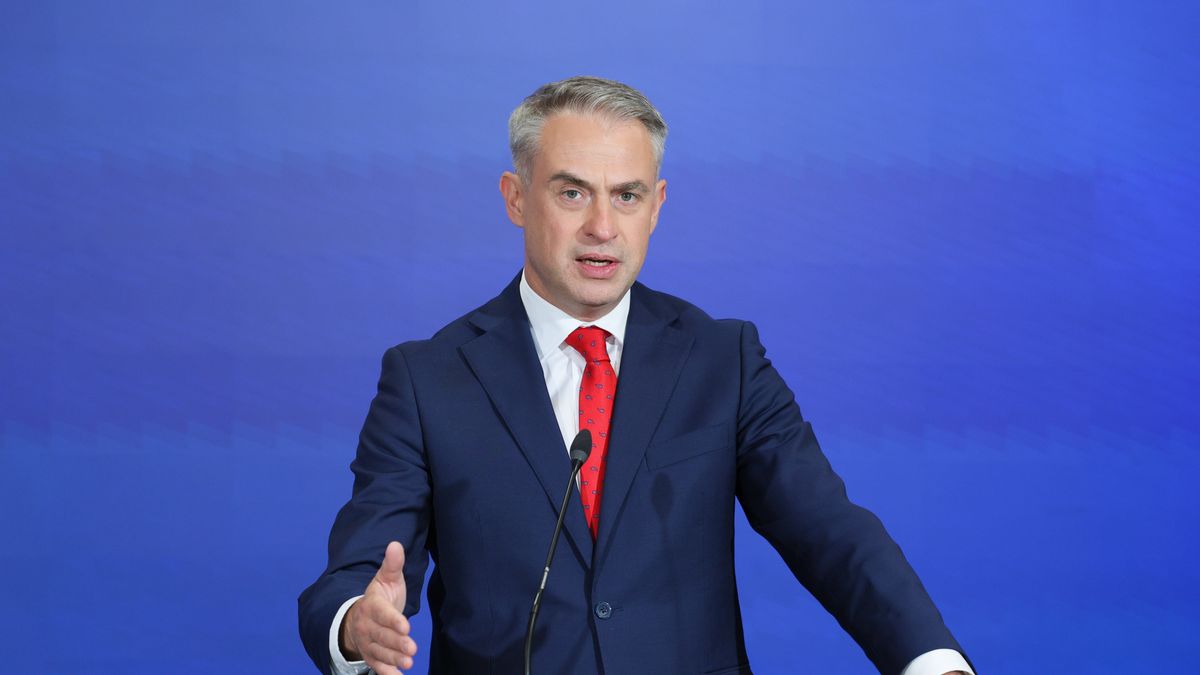Warszawa, 12.08.2026. Wicepremier, minister cyfryzacji Krzysztof Gawkowski podczas konferencji prasowej w Warszawie, 12 bm. Konferencja dot. wycieku danych związanego z jedną z firm obsługujących lekarzy i gabinety lekarskie, która to gromadziła dane pacjentów z całej Polski. (mr) PAP/Paweł Supernak
