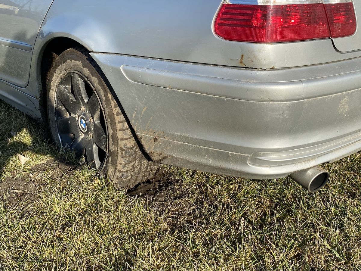 Koła bmw zakopały się