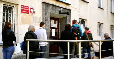 Rynek pracy powoli podnosi się. Droga do normalności jeszcze długa i wyboista