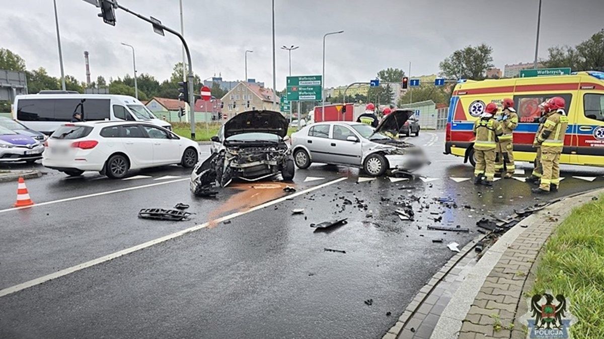Senior doprowadził do kolizji. Wjechał pod prąd na rondzie  