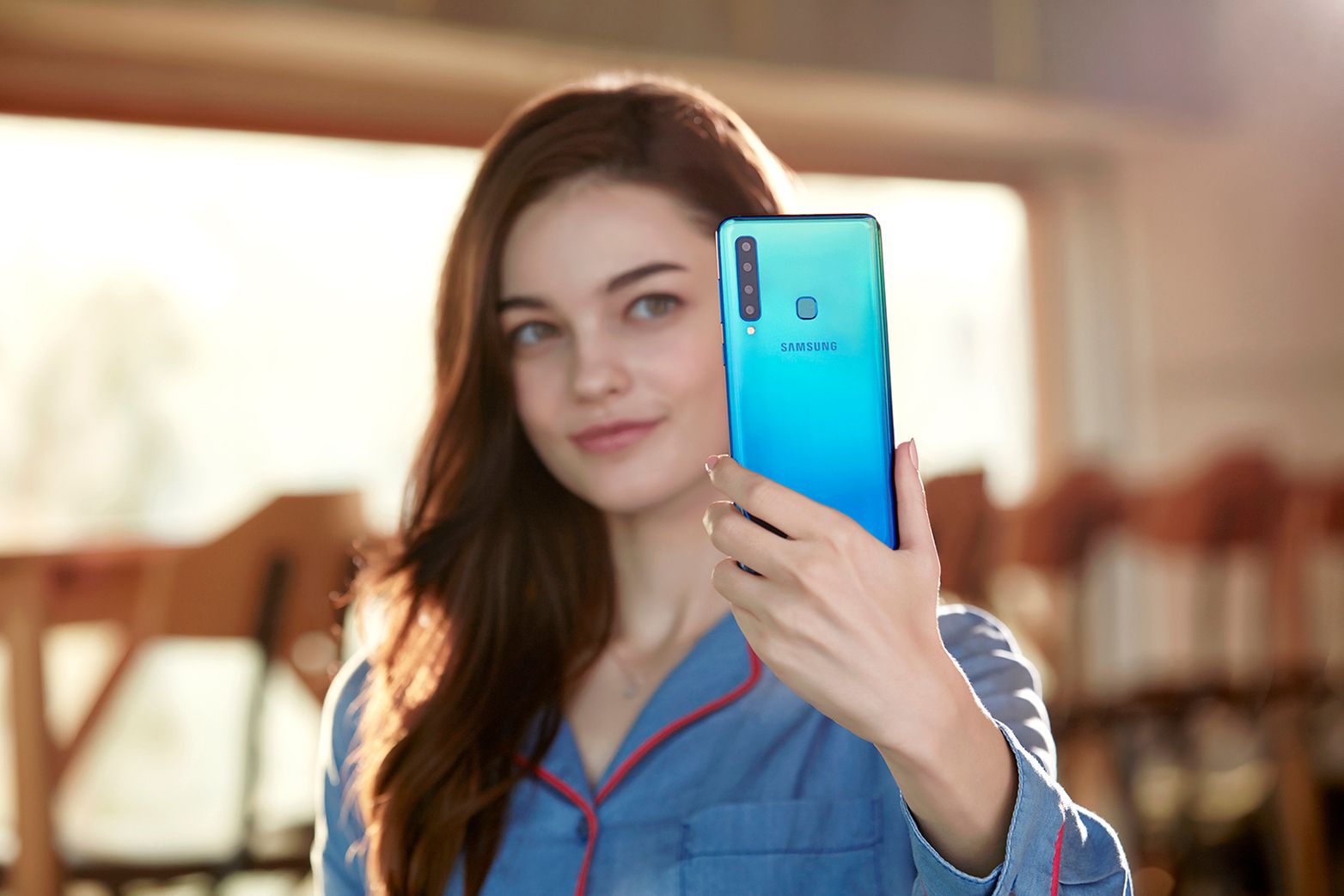 Galaxy A9 zaczyna się pojawiać w polskich sklepach. W końcu znana jest cena 1