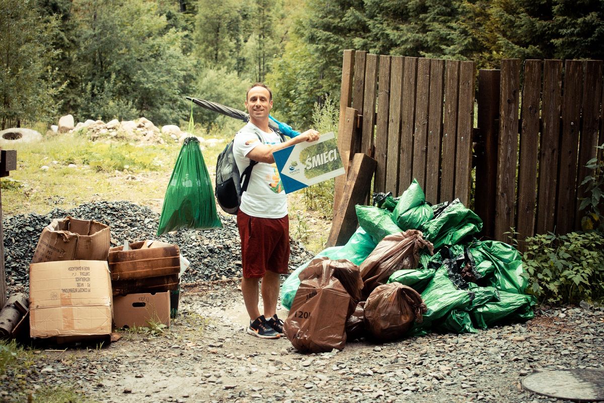 Polacy śmiecą na szlakach na potęgę. W lesie nie brakuje nietypowych znalezisk (Stowarzyszenie Czysta Polska)