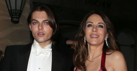 20-letni syn Elizabeth Hurley pręży mięśnie na plaży. Internauci oceniają: "Ale WYPRZYSTOJNIAŁEŚ" (FOTO)