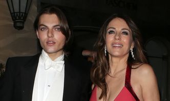 20-letni syn Elizabeth Hurley pręży mięśnie na plaży. Internauci oceniają: "Ale WYPRZYSTOJNIAŁEŚ" (FOTO)