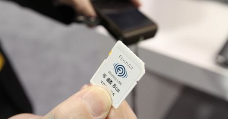Zwykłe karty SD to już przeżytek. Po zwiększaniu pojemności przyszła pora na... wbudowane WiFi!
