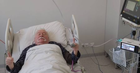 "Ciężko przechodzi chorobę". Wałęsa pokazał swoje zdjęcia