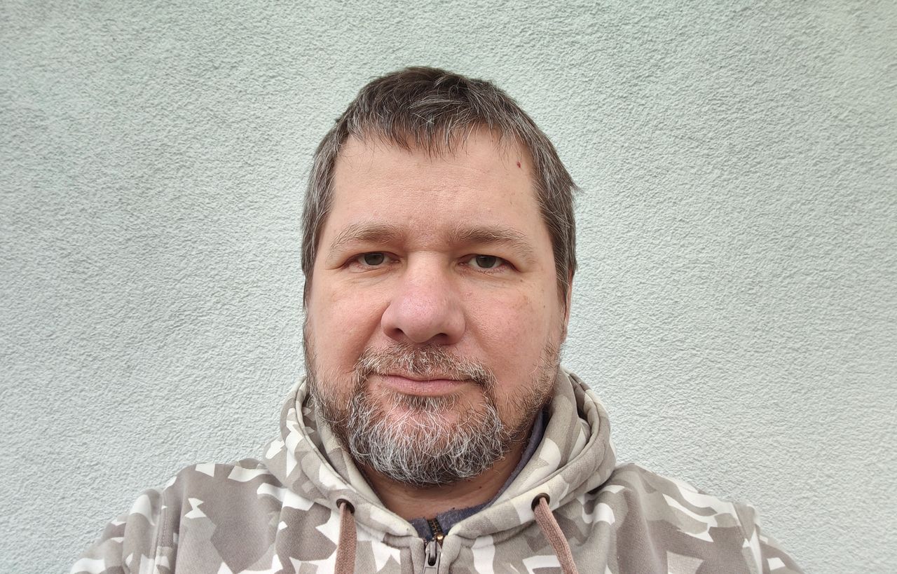 Foto z przedniej kamery przy dobrym oświetleniu, bez retuszu i z retuszem.