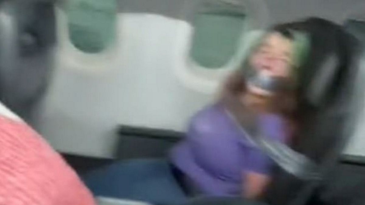 Kobieta została związana taśmą klejącą