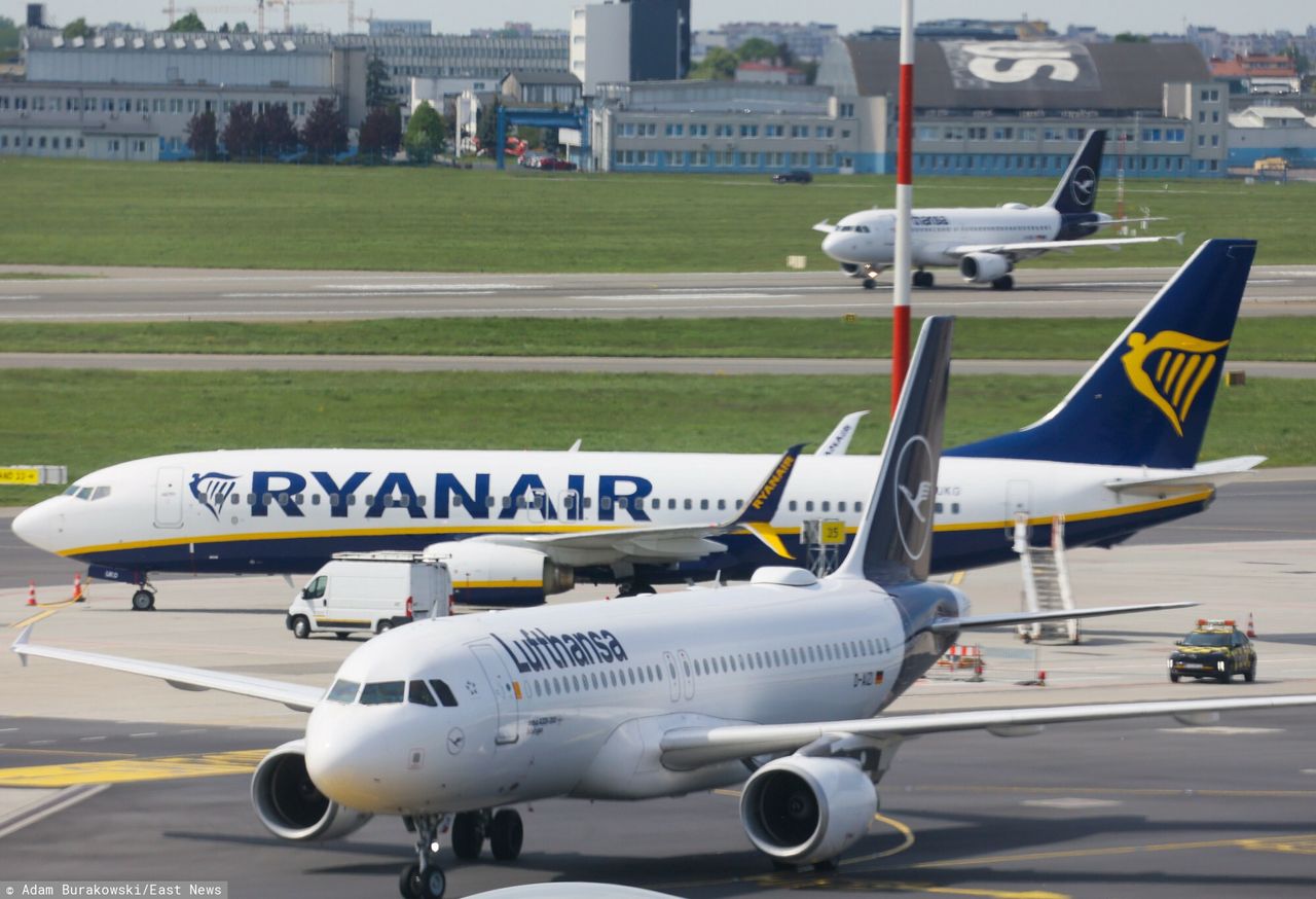 "Kelnerzy dostają wyższe napiwki". Oto ile linie lotnicze zarabiają na każdym bilecie