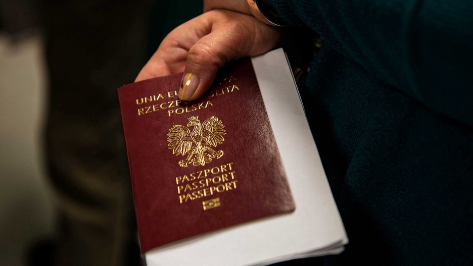 Koronawirus w Polsce. Coraz więcej osób donosi o problemach z wyrobieniem paszportów