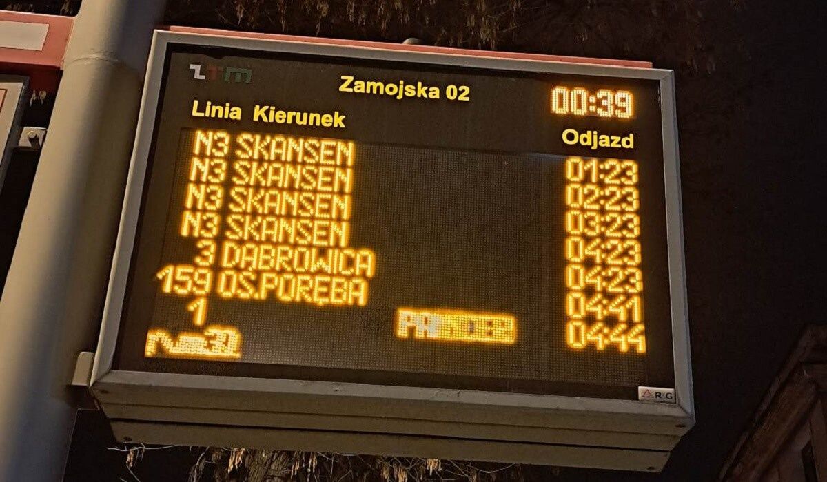 Tablica na przystanku Zamojska 02