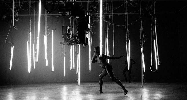 Elektryzująca reklama dewelopera Euro Styl promuje osiedle współtworzone przez artystów (wideo)