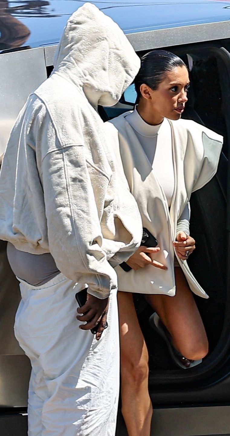 Kanye West i Bianca Censori "przyłapani" w drodze do restauracji