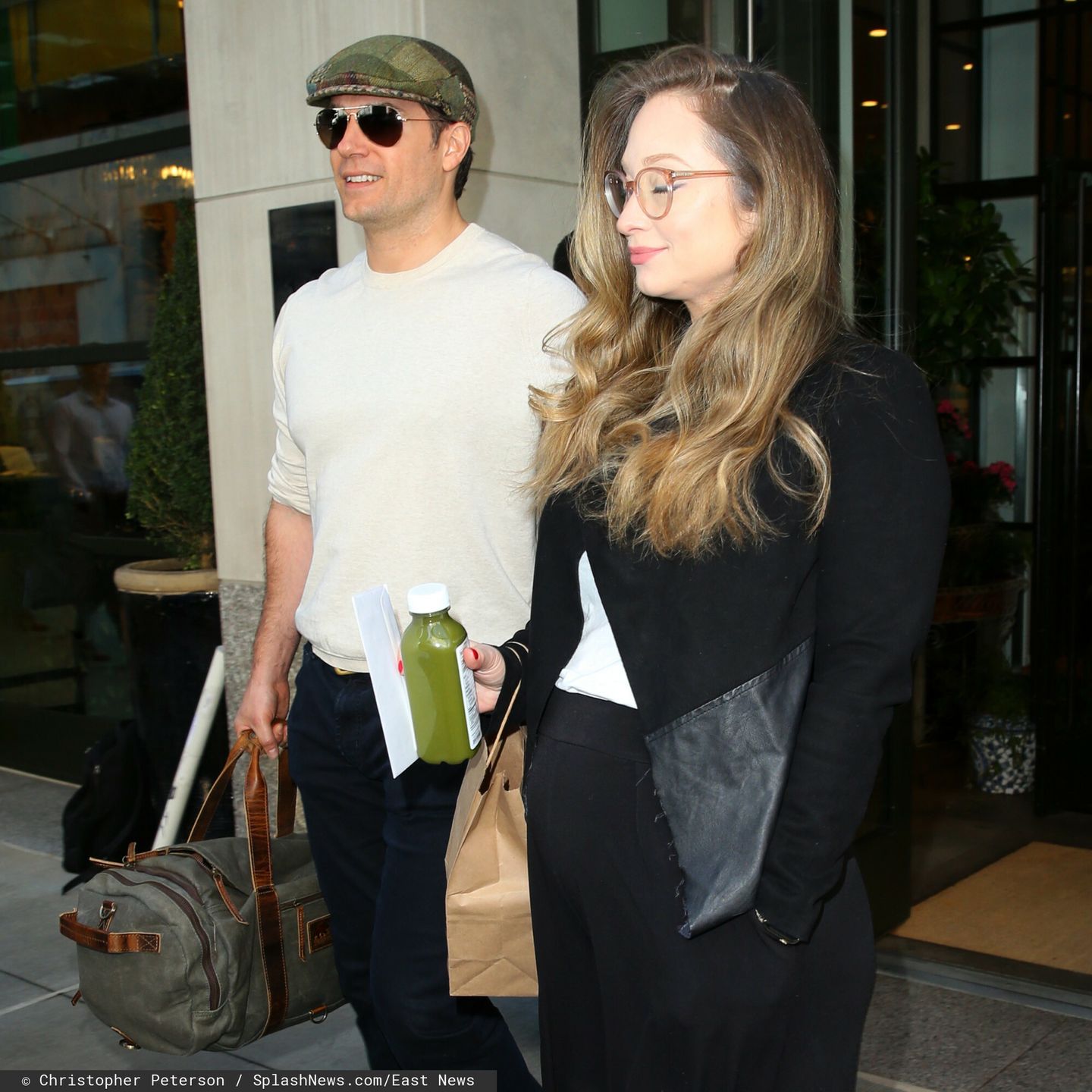 Henry Cavill opuszcza hotel z dziewczyną