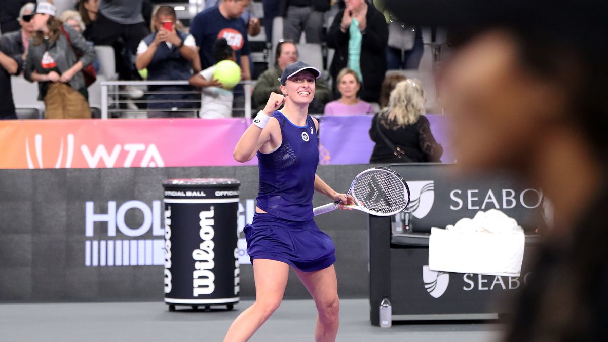 Fort Worth, USA, 04.11.2022. Iga Świątek podczas meczu grupy Tracy Austin turnieju WTA Finals z Francuską Caroline Garcią, 3 bm. w Fort Worth. Polka wygrała 6:3, 6:2. (gj) PAP/Marcin Cholewiński